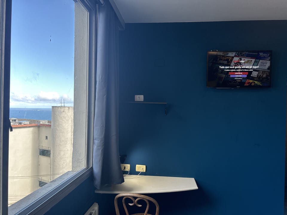 Suite com closet, tv e mesa para home office