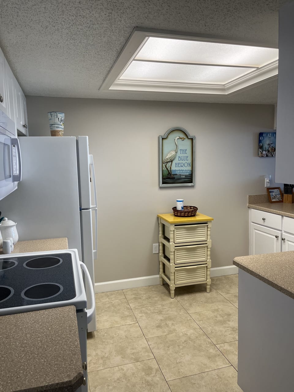 Complete kitchen w/dishwasher, microwave, stove, refrigerator, & full utensils.