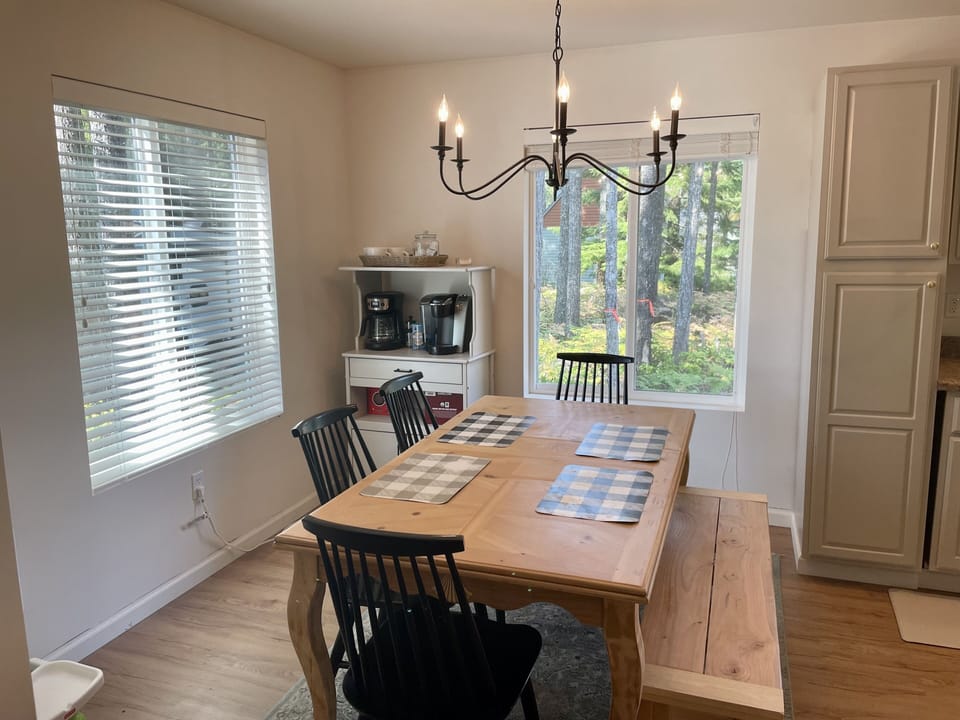 Dining table with room for all 6 of you!