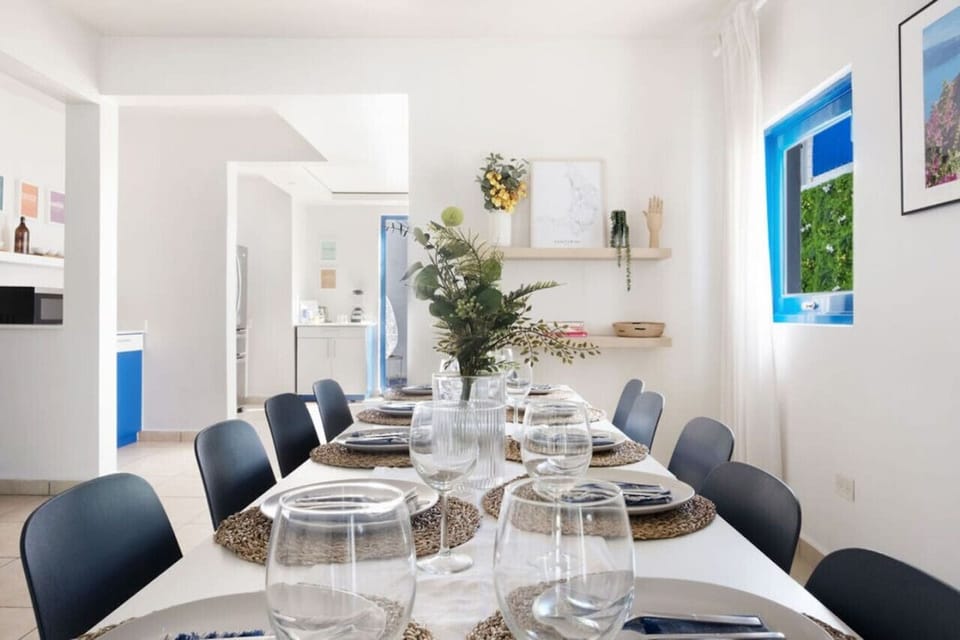 The home dining areas seat up to 11 guests indoors and 4 outdoors.