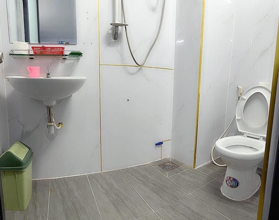 Shower, free toiletries, hair dryer, slippers