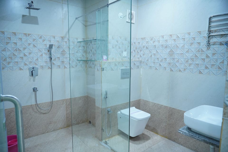 Executive Room | Bathroom | Shower, designer toiletries, slippers, towels