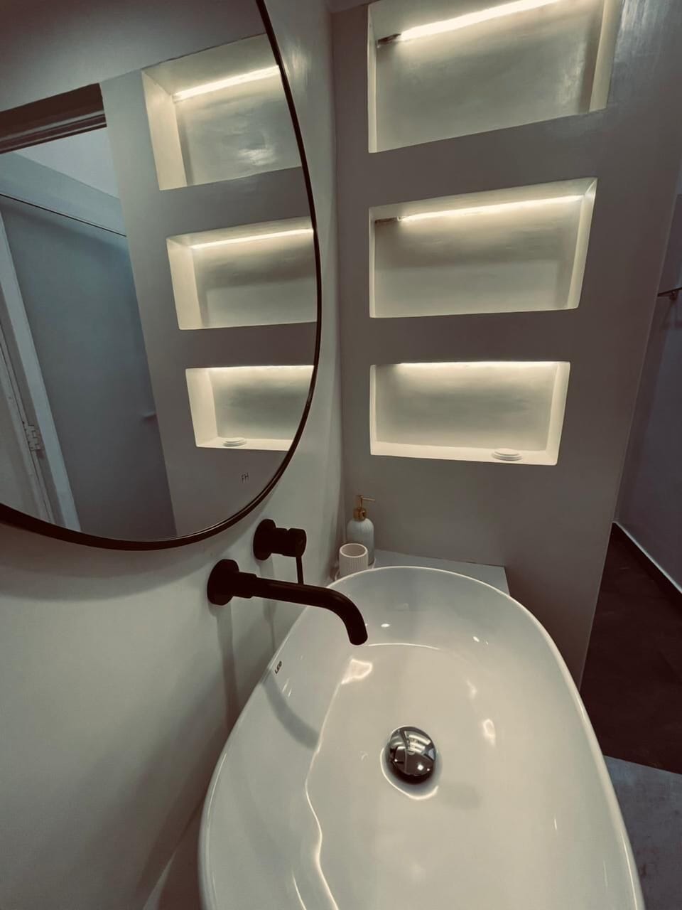 Design Studio, Multiple Beds, Non Smoking, Garden View | Bathroom | Shower, rainfall showerhead, free toiletries, hair dryer