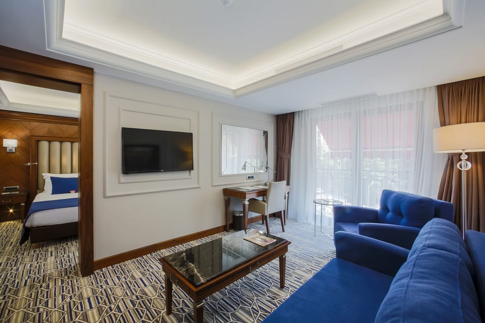 Junior Suite, 1 Queen Bed with Sofa bed, Mountain View | In-room safe, desk, laptop workspace, free WiFi