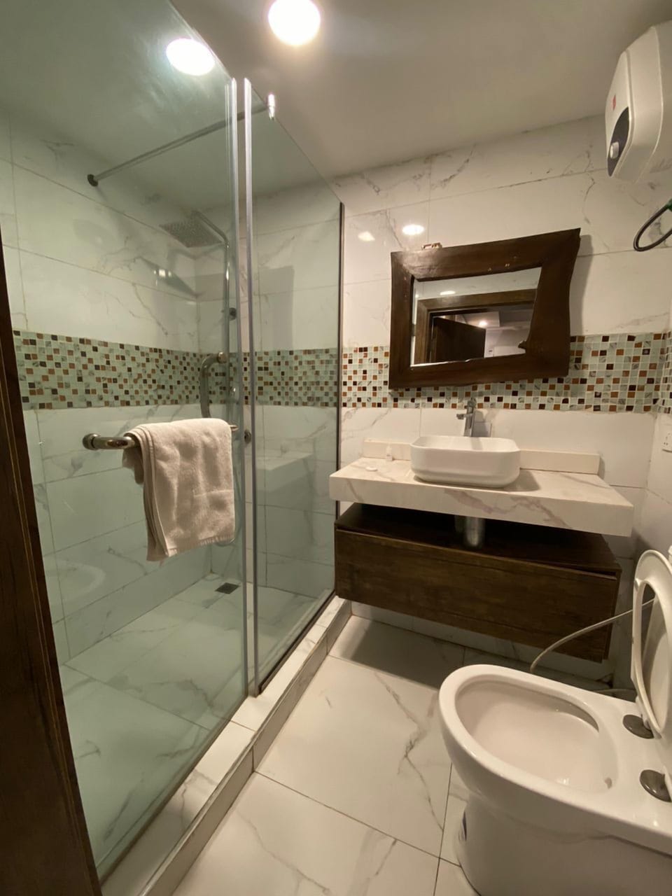 Executive Room | Bathroom | Shower, rainfall showerhead, towels
