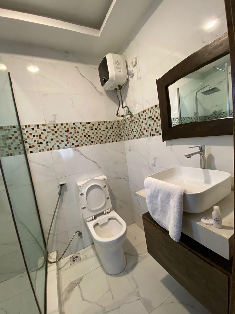 Royal Room | Bathroom | Shower, rainfall showerhead, towels