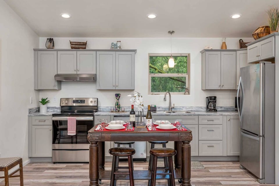 Kitchen / Dining Area