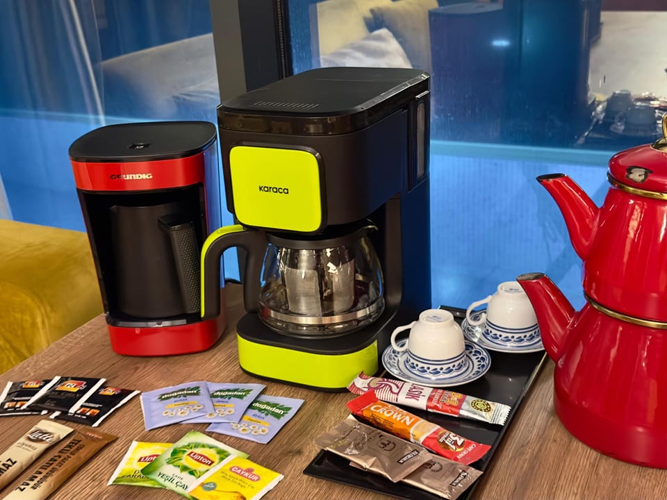Coffee/tea maker, full-size fridge, microwave, oven