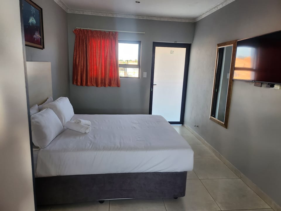 Deluxe Suite | Desk, laptop workspace, iron/ironing board, free WiFi