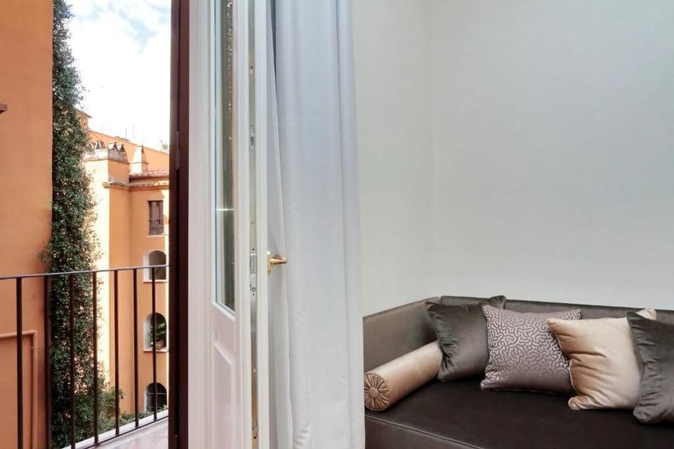 Deluxe Quadruple Room | In-room safe, desk, blackout drapes, soundproofing