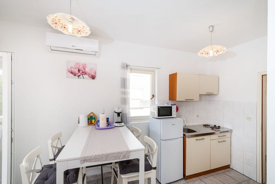 Apartment, 1 Bedroom, Balcony, Garden View | Private kitchen