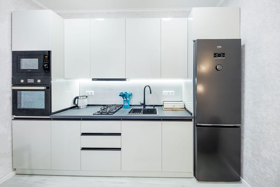 Cabin | Private kitchen | Full-size fridge, microwave, oven, stovetop