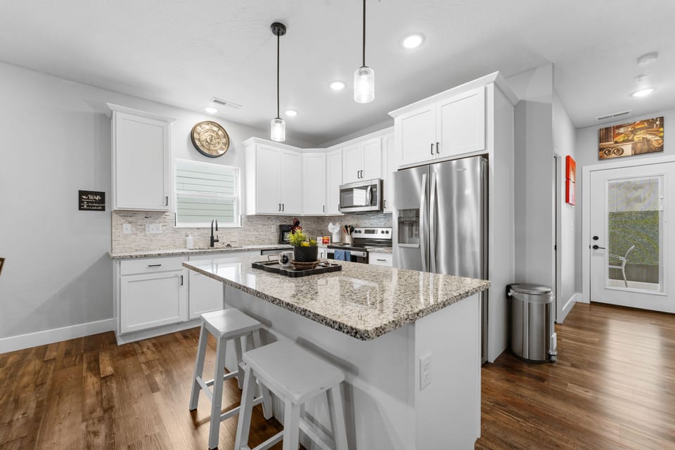 Full Kitchen & Extra Bar Seating