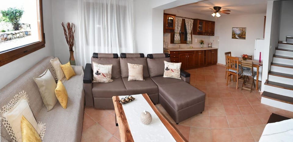 House | 2 bedrooms, desk