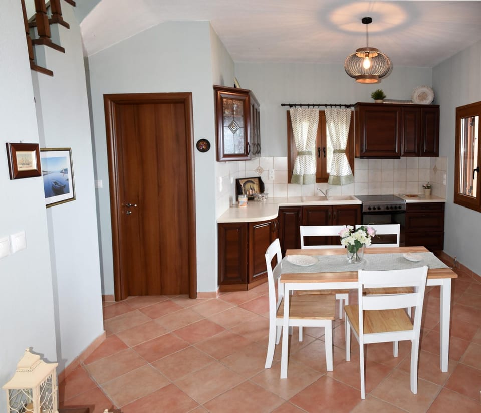House | 2 bedrooms, desk
