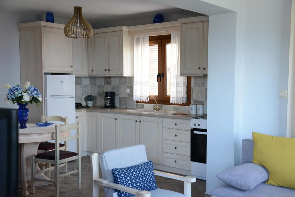 House | 2 bedrooms, desk
