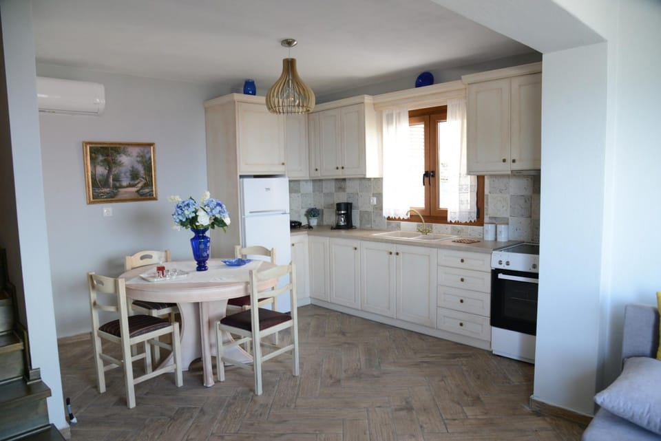 House | 2 bedrooms, desk
