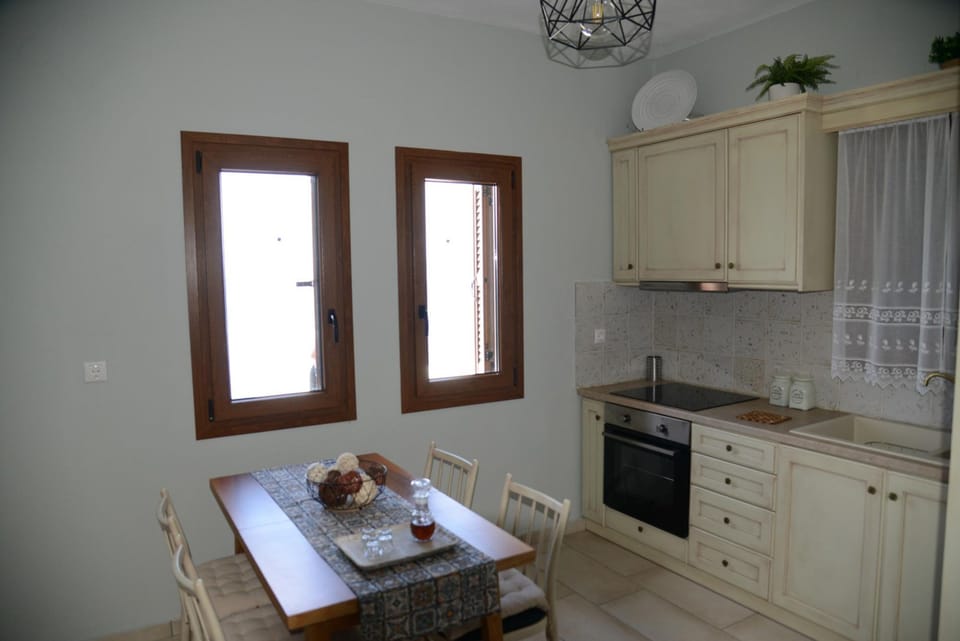 House | 2 bedrooms, desk