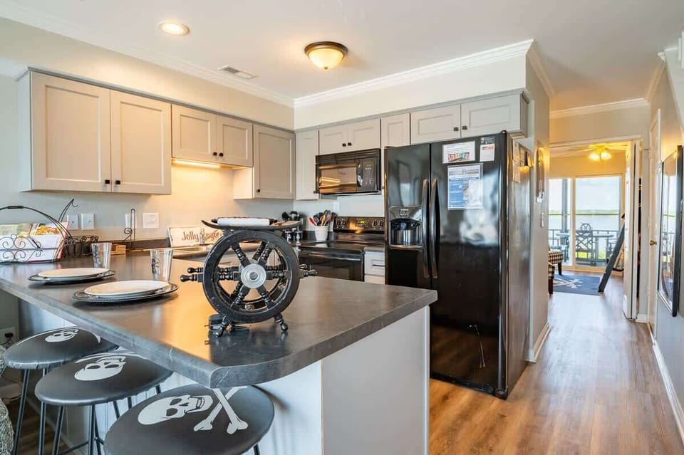 Dining Area & Kitchen