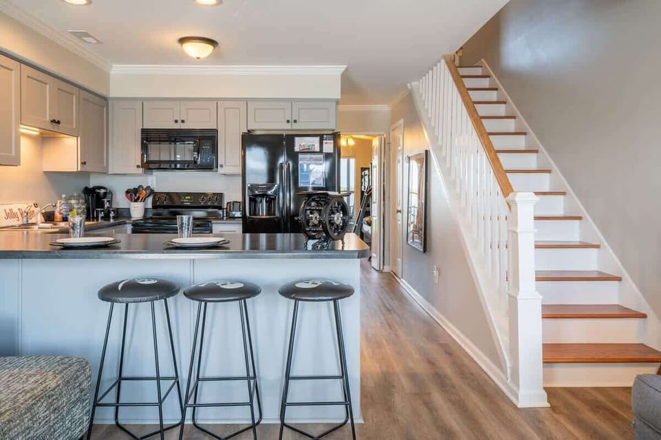 Dining Area & Kitchen