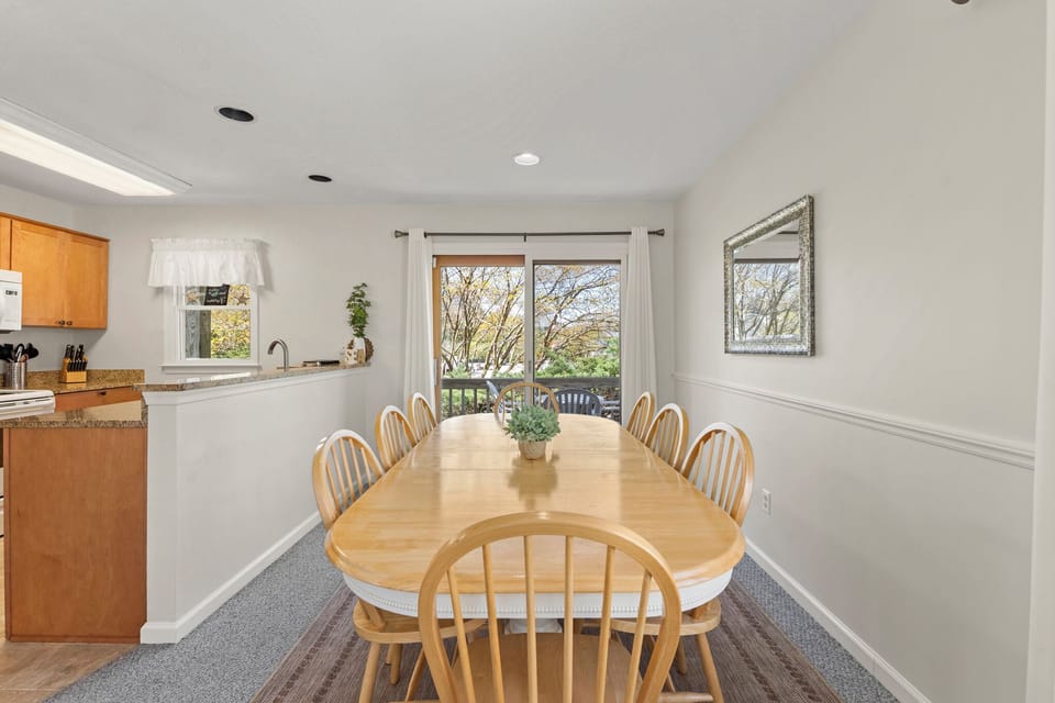 CL21M: Corolla & Lime | Mid Level Dining Area