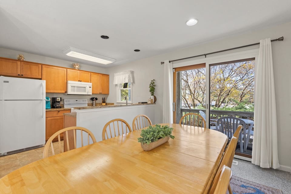 CL21M: Corolla & Lime | Mid Level Dining Area