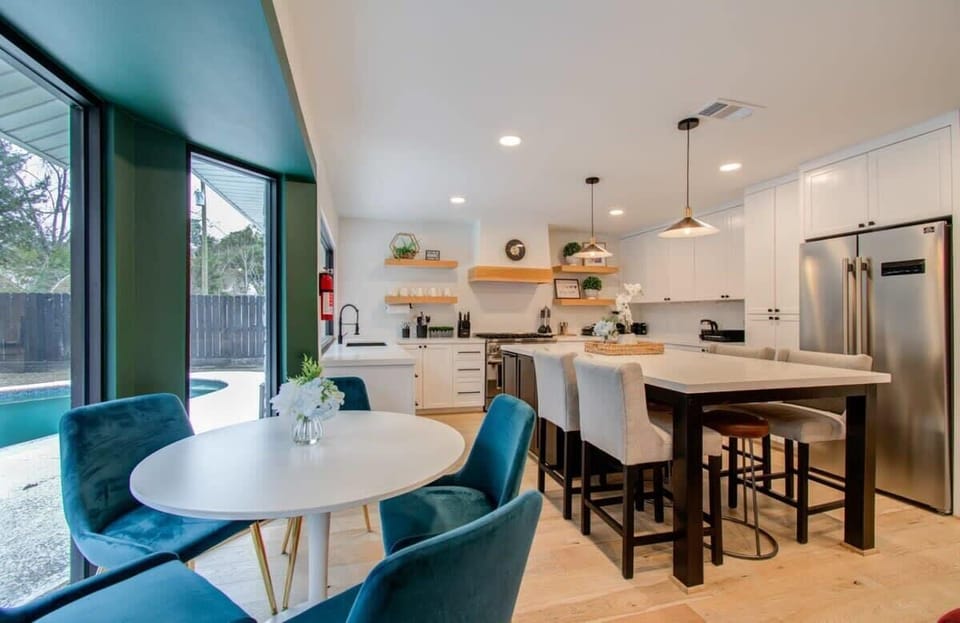 Whether you’re eating at the dinner table or the kitchen island, you can enjoy prime waterfront dining with this beautiful view of the backyard pool oasis.