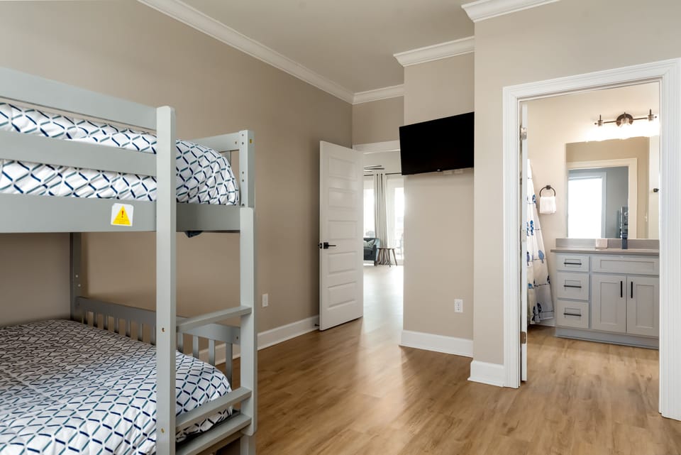 020 NW Bunk Room Suite Blue Jays
