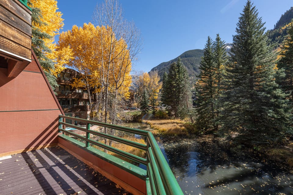 4.0-ice-house-203-telluride-living-room-deck1