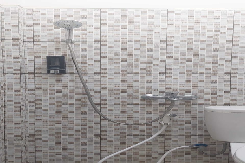 Standard Suite | Bathroom | Shower, towels