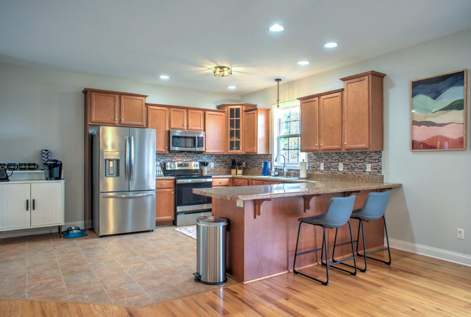 Chef's Kitchen w/ Breakfast Bar Seating