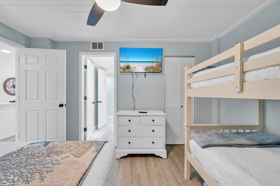 Guest room with bunk bed