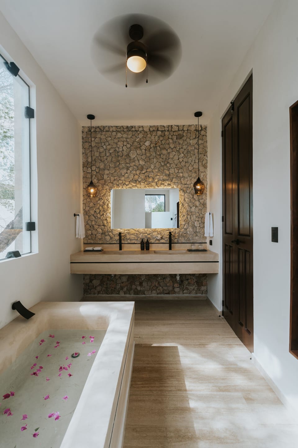 Superior Room, 1 King Bed | Bathroom | Free toiletries, hair dryer, bathrobes, slippers