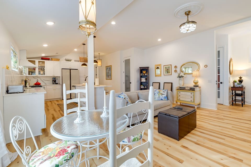 Dining Area | Dishware & Flatware Provided