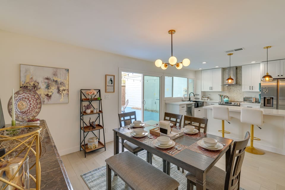 Dining Area | Dishware & Flatware Provided
