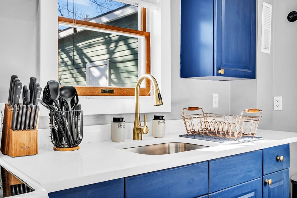 Cute, space-efficient kitchen equipped with all cooking and dining essentials.