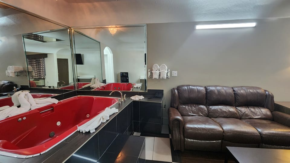 Presidential Suite, 1 King Bed, Smoking, Hot Tub | 1 bedroom, desk, laptop workspace, blackout drapes