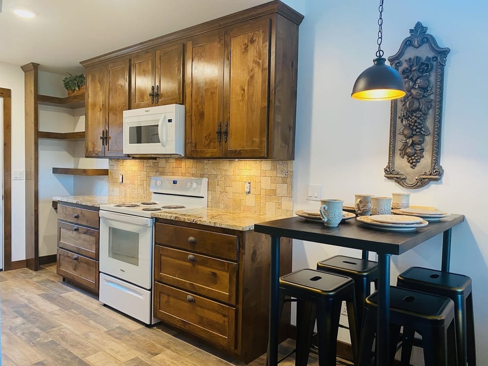Lovely dining area and kitchen fully stocked with all your kitchen needs. 