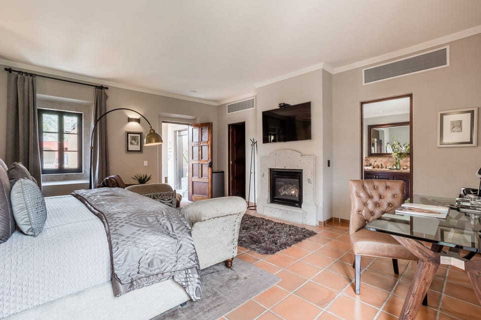 Premium Suite | 1 bedroom, premium bedding, down comforters, Tempur-Pedic beds