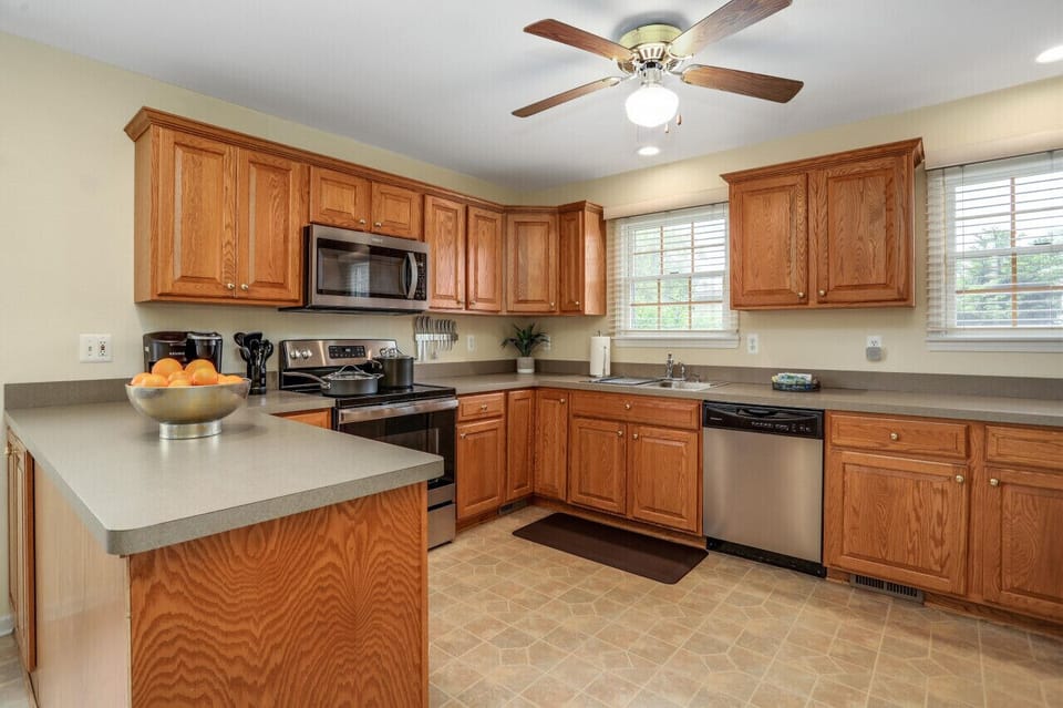 After whipping up a delicious 5-star meal, have peace of mind that the dishwasher stands ready to clean your plates to preserve your precious time.