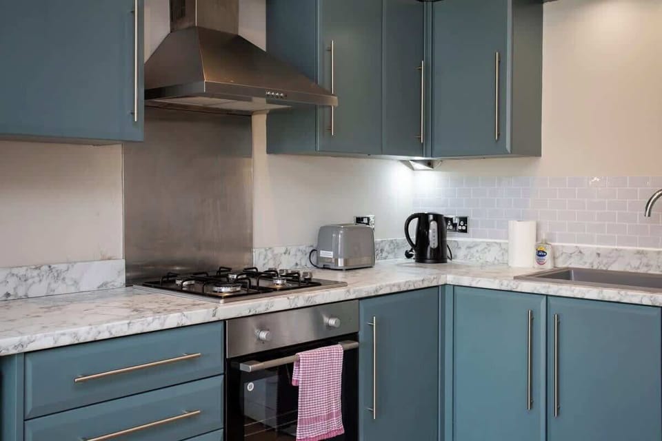 A stylish heat extractor ensures a comfortable cooking environment, while a microwave and toaster provide added convenience for your stay. 