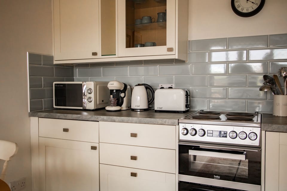 Cottage | Private kitchen | Fridge, dishwasher, electric kettle, toaster