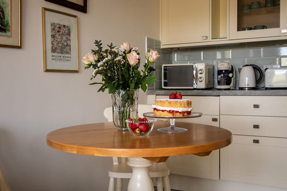 Cottage | Private kitchen | Fridge, dishwasher, electric kettle, toaster