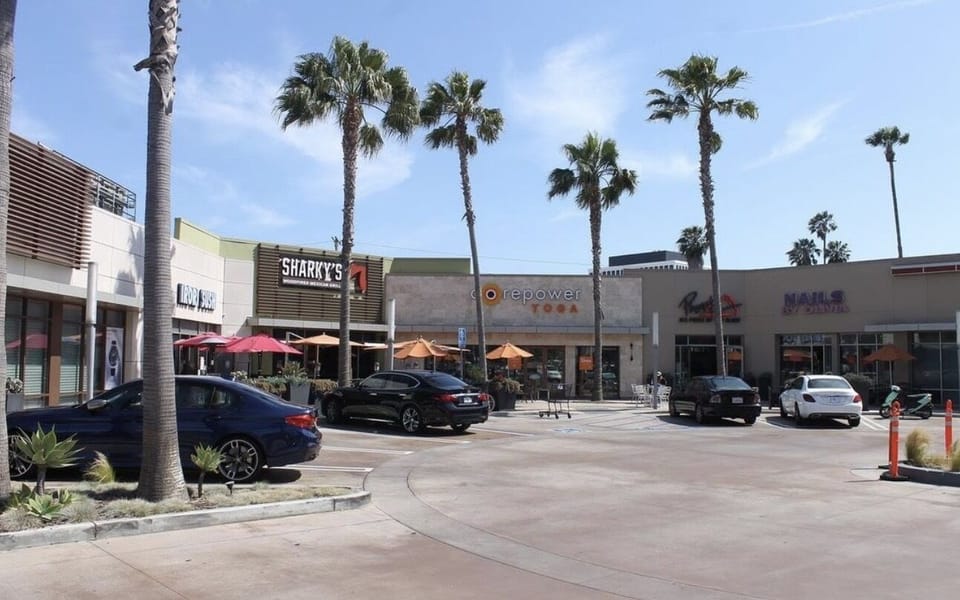 Shopping center- 2 minute walk