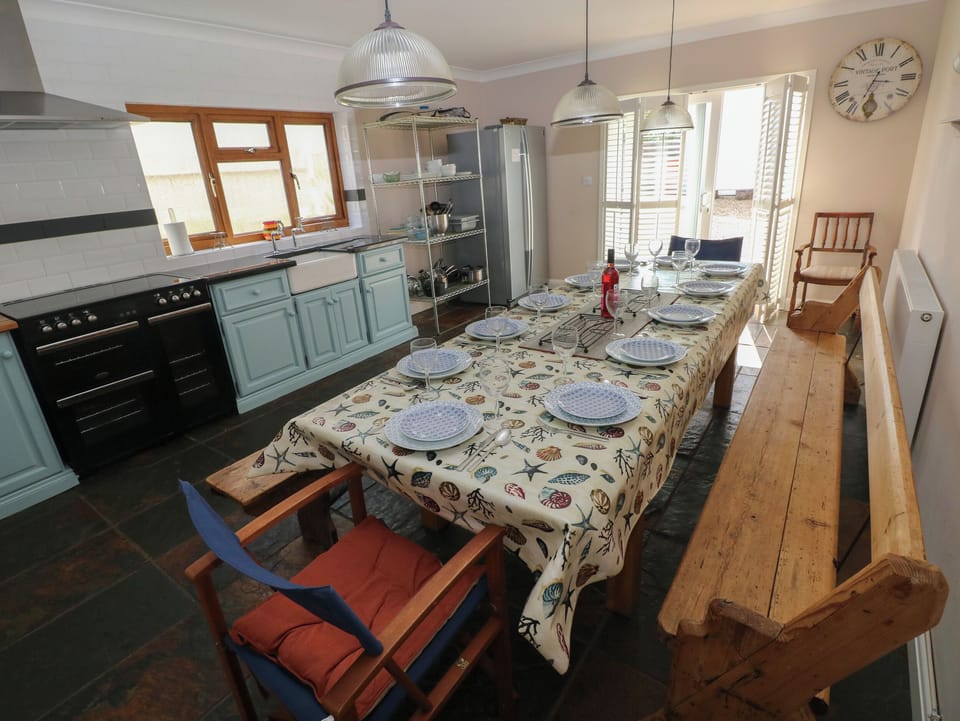 Cottage | Dining