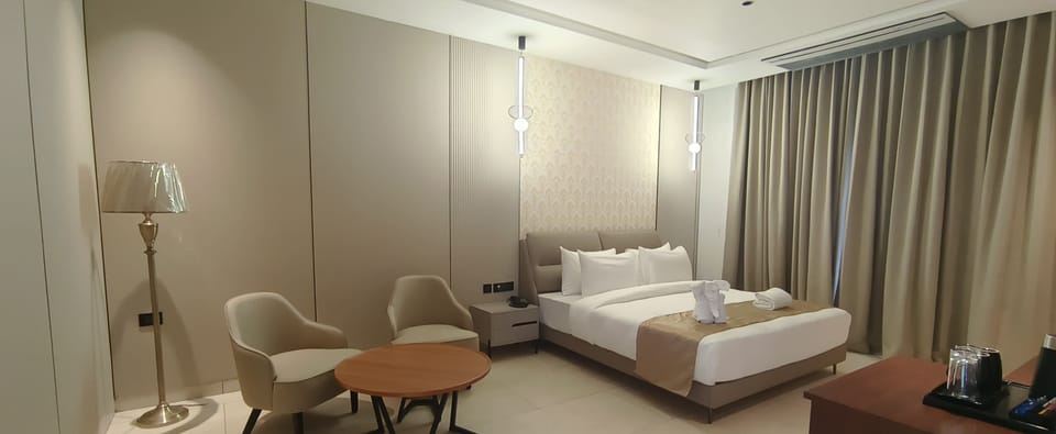 Junior Studio Suite | Memory foam beds, minibar, in-room safe, desk