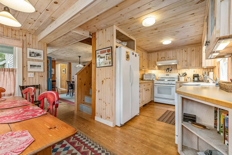 Spacious and airy kitchen with guest amenities