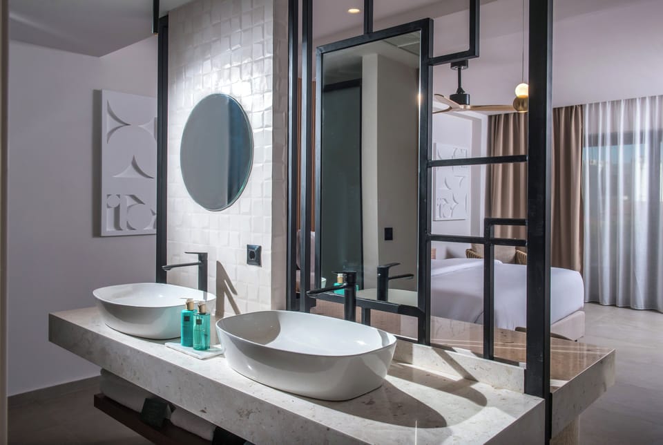 Deluxe Junior Suite | Bathroom | Shower, rainfall showerhead, eco-friendly toiletries, hair dryer