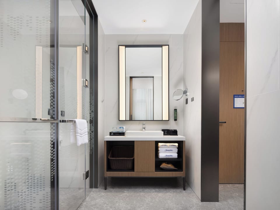 Superior Room, 1 Bedroom, Non Smoking, City View | Bathroom | Slippers, towels