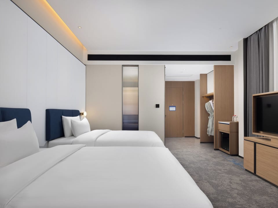 Luxury Double Room, 1 Bedroom, Non Smoking, City View | Blackout drapes, iron/ironing board, WiFi (free), bed sheets